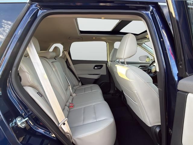 Nissan Rogue Vehicle Full-screen Gallery Image 25