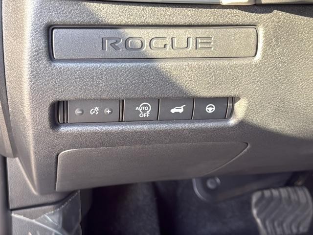 Nissan Rogue Vehicle Full-screen Gallery Image 28