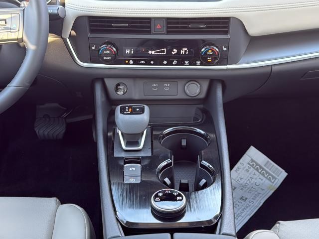 Nissan Rogue Vehicle Full-screen Gallery Image 29