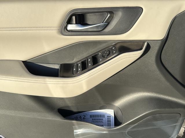 Nissan Rogue Vehicle Full-screen Gallery Image 30