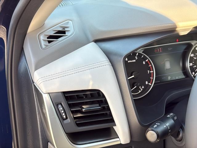 Nissan Rogue Vehicle Full-screen Gallery Image 31