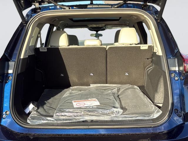 Nissan Rogue Vehicle Full-screen Gallery Image 32