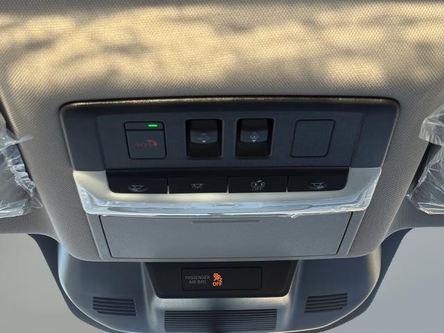 Nissan Rogue Vehicle Full-screen Gallery Image 36