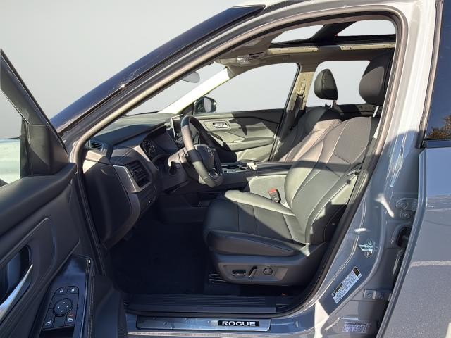 Nissan Rogue Vehicle Full-screen Gallery Image 10