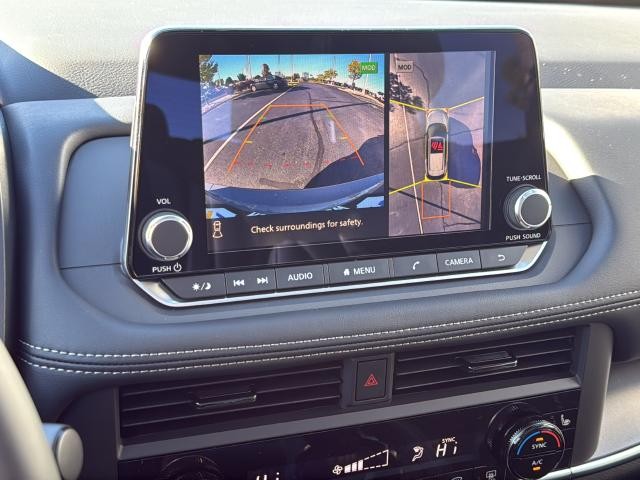 Nissan Rogue Vehicle Full-screen Gallery Image 15