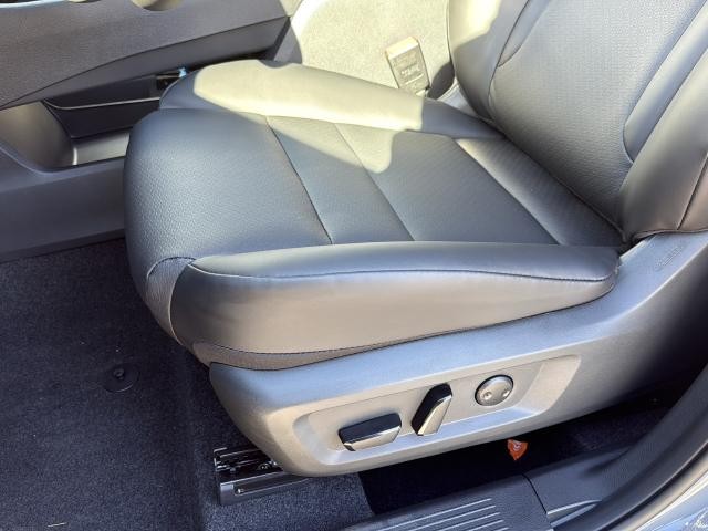 Nissan Rogue Vehicle Full-screen Gallery Image 18