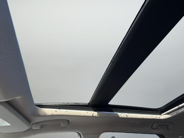 Nissan Rogue Vehicle Full-screen Gallery Image 19