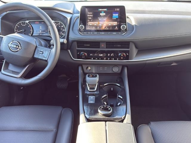 Nissan Rogue Vehicle Full-screen Gallery Image 20