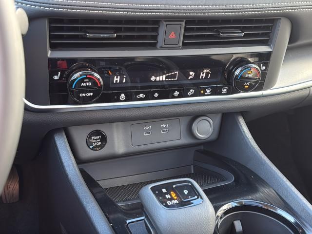 Nissan Rogue Vehicle Full-screen Gallery Image 21