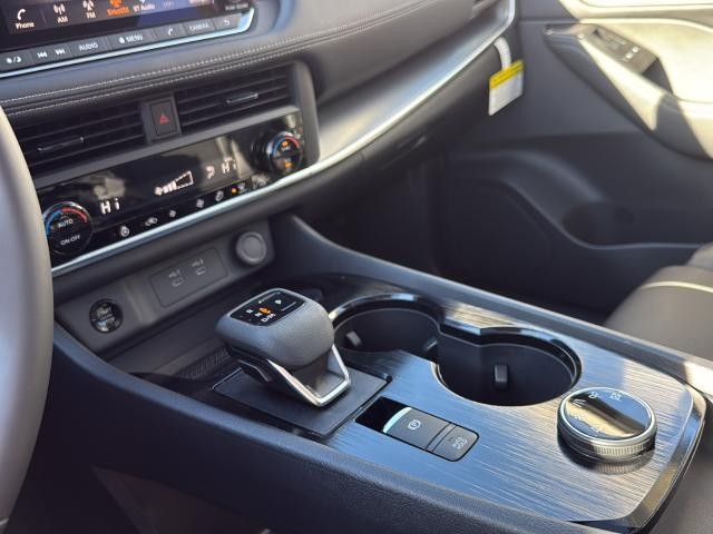 Nissan Rogue Vehicle Full-screen Gallery Image 22