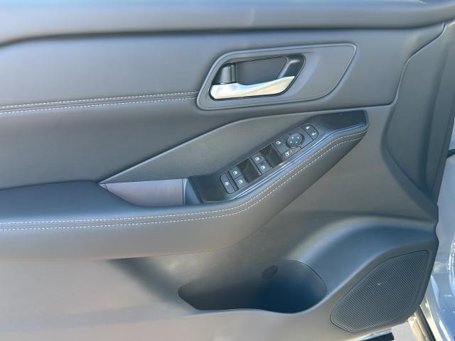 Nissan Rogue Vehicle Full-screen Gallery Image 24