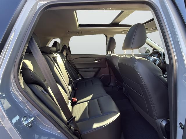 Nissan Rogue Vehicle Full-screen Gallery Image 25