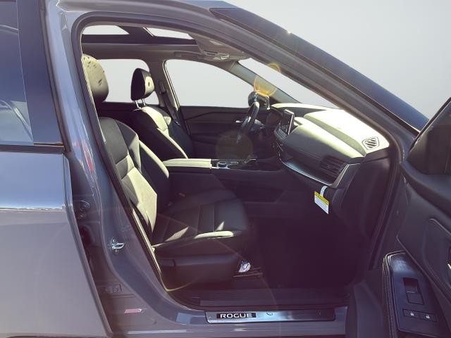 Nissan Rogue Vehicle Full-screen Gallery Image 26