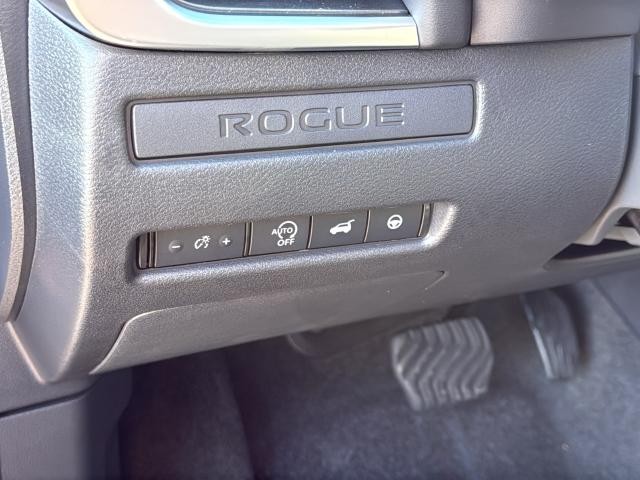 Nissan Rogue Vehicle Full-screen Gallery Image 28
