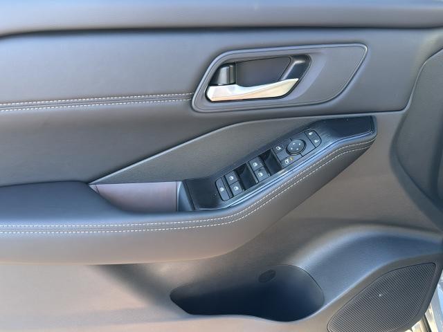 Nissan Rogue Vehicle Full-screen Gallery Image 30