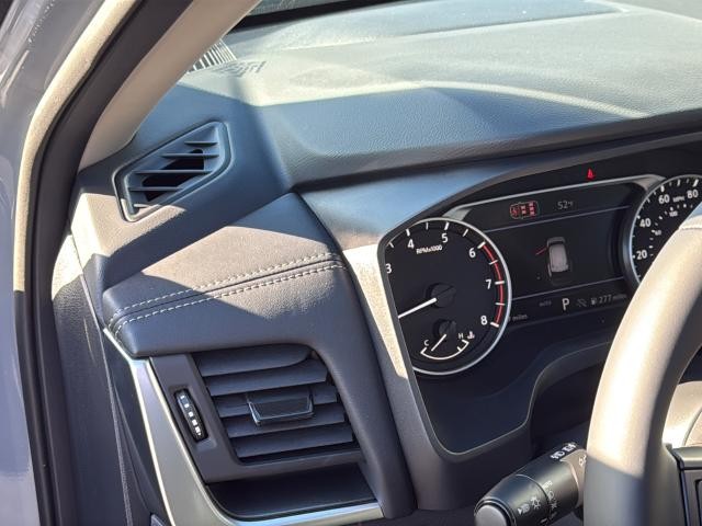 Nissan Rogue Vehicle Full-screen Gallery Image 31