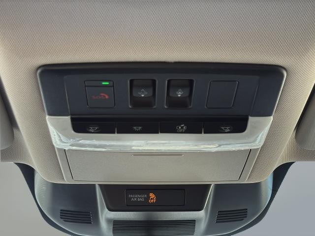 Nissan Rogue Vehicle Full-screen Gallery Image 36