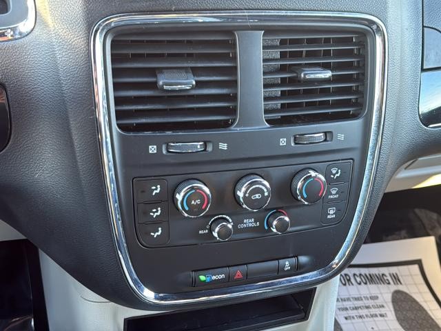 Dodge Grand Caravan Vehicle Full-screen Gallery Image 21