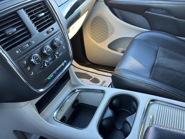 Dodge Grand Caravan Vehicle Full-screen Gallery Image 22