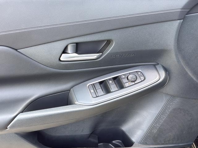 Nissan Sentra Vehicle Full-screen Gallery Image 24