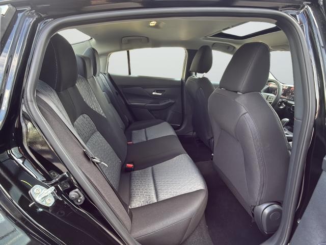 Nissan Sentra Vehicle Full-screen Gallery Image 25