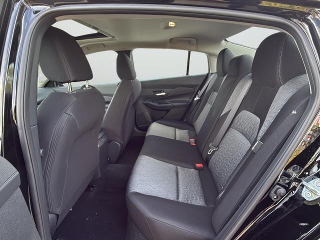 Nissan Sentra Vehicle Full-screen Gallery Image 27
