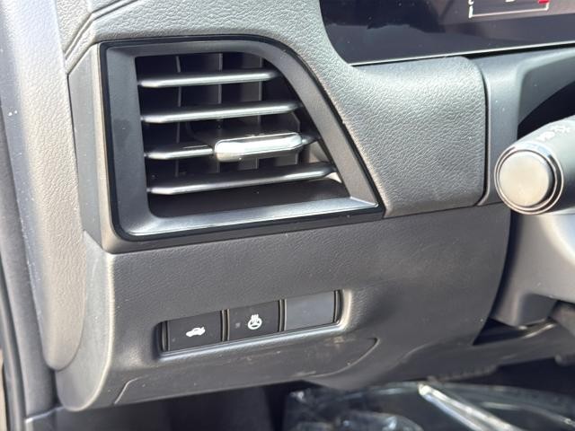 Nissan Sentra Vehicle Full-screen Gallery Image 28