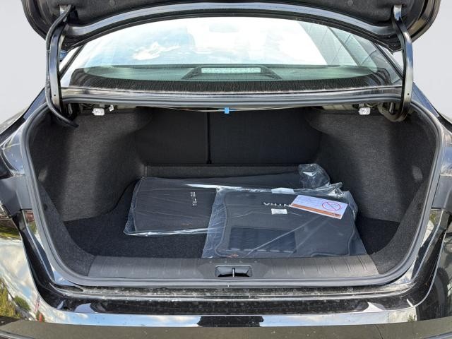 Nissan Sentra Vehicle Full-screen Gallery Image 31
