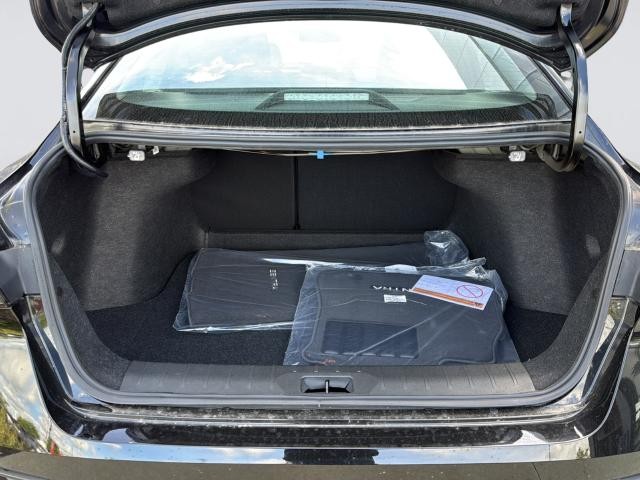 Nissan Sentra Vehicle Full-screen Gallery Image 35