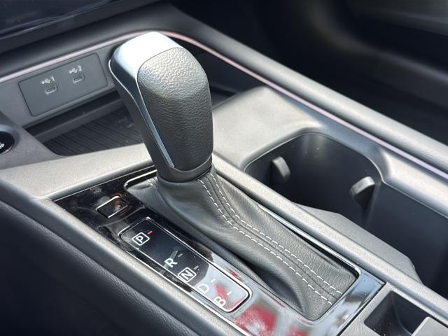 Nissan Sentra Vehicle Full-screen Gallery Image 37