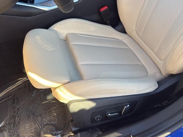 BMW 3 Series Vehicle Full-screen Gallery Image 18