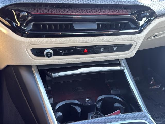 BMW 3 Series Vehicle Full-screen Gallery Image 21