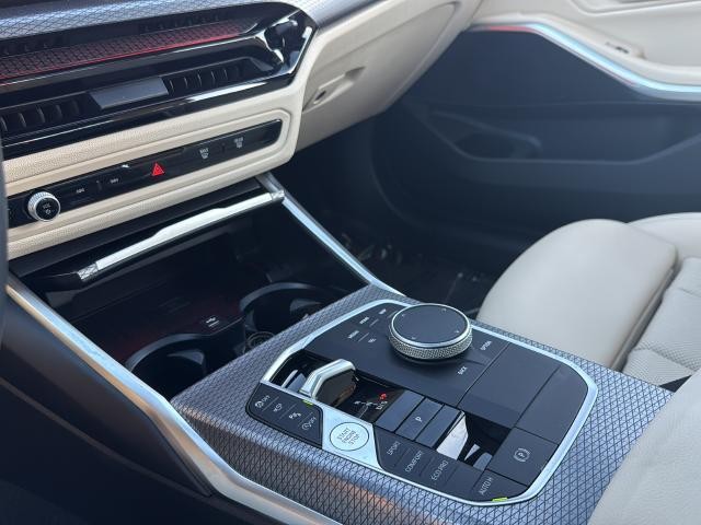 BMW 3 Series Vehicle Full-screen Gallery Image 22