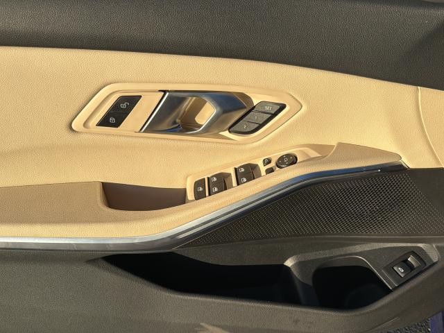 BMW 3 Series Vehicle Full-screen Gallery Image 24