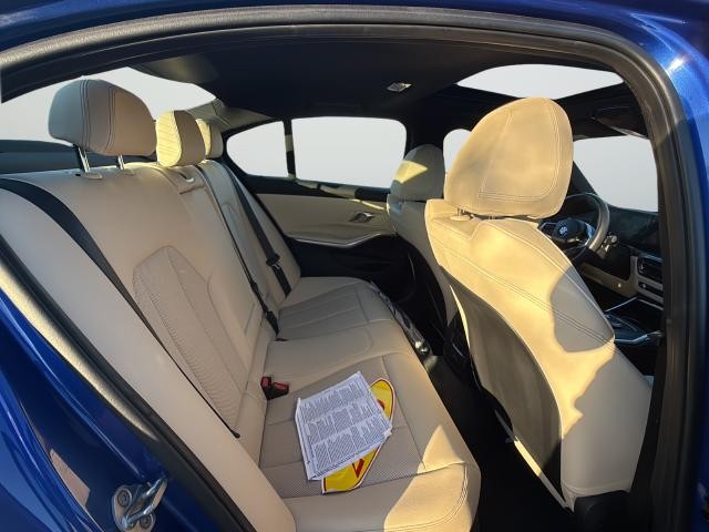 BMW 3 Series Vehicle Full-screen Gallery Image 25