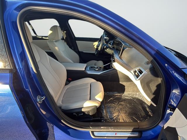 BMW 3 Series Vehicle Full-screen Gallery Image 26