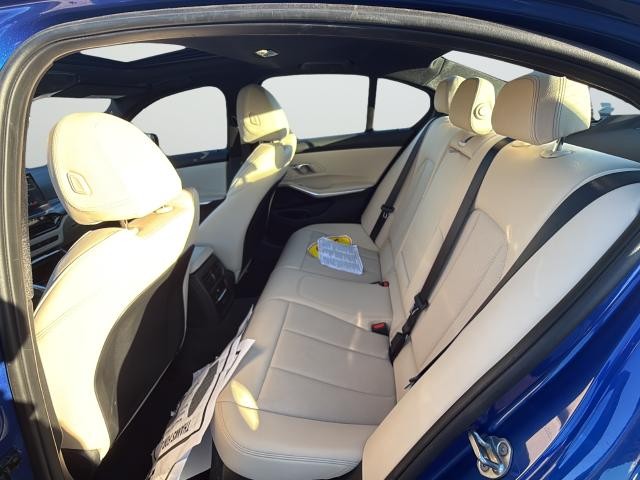 BMW 3 Series Vehicle Full-screen Gallery Image 27