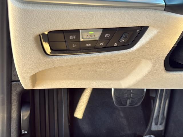 BMW 3 Series Vehicle Full-screen Gallery Image 28