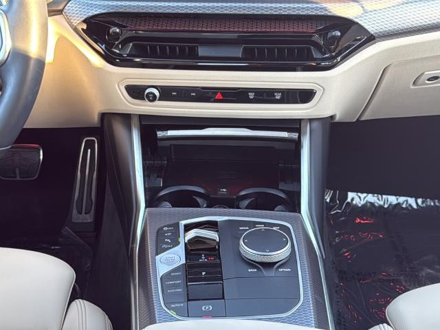 BMW 3 Series Vehicle Full-screen Gallery Image 29