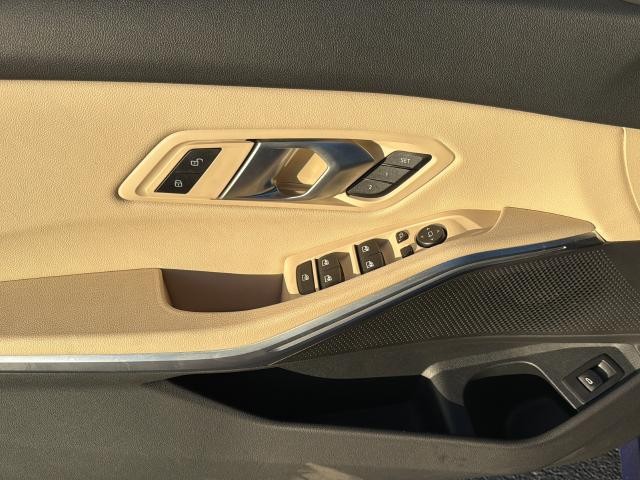 BMW 3 Series Vehicle Full-screen Gallery Image 30