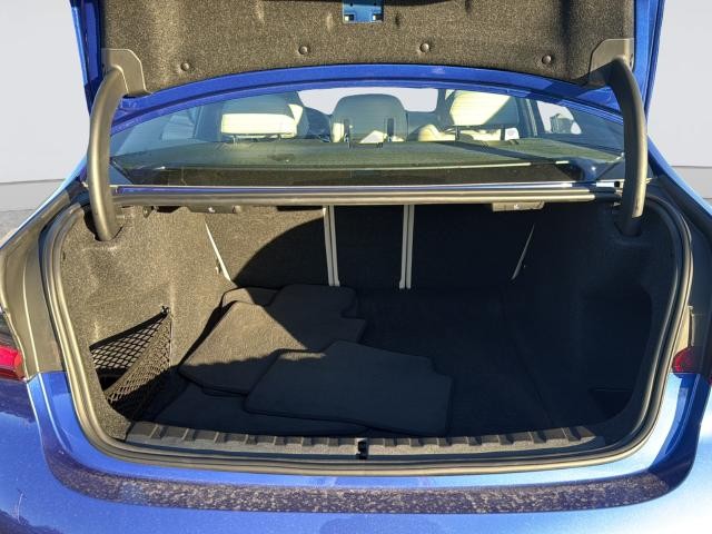 BMW 3 Series Vehicle Full-screen Gallery Image 32