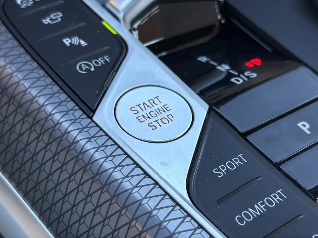 BMW 3 Series Vehicle Full-screen Gallery Image 33
