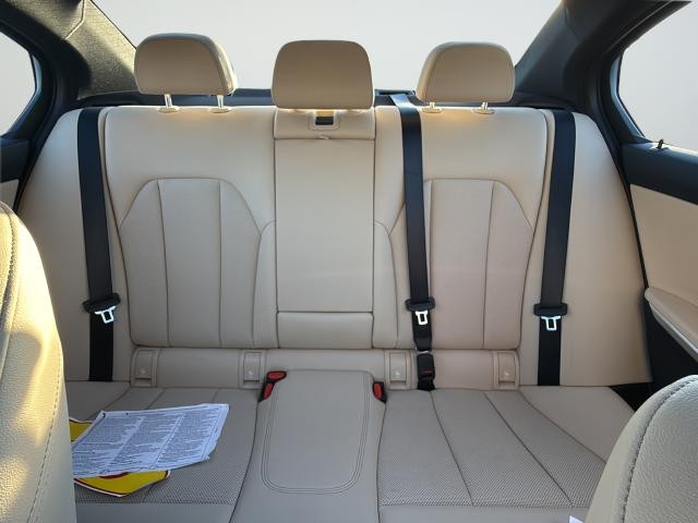 BMW 3 Series Vehicle Full-screen Gallery Image 34