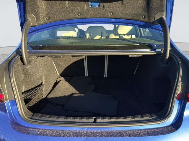 BMW 3 Series Vehicle Full-screen Gallery Image 35