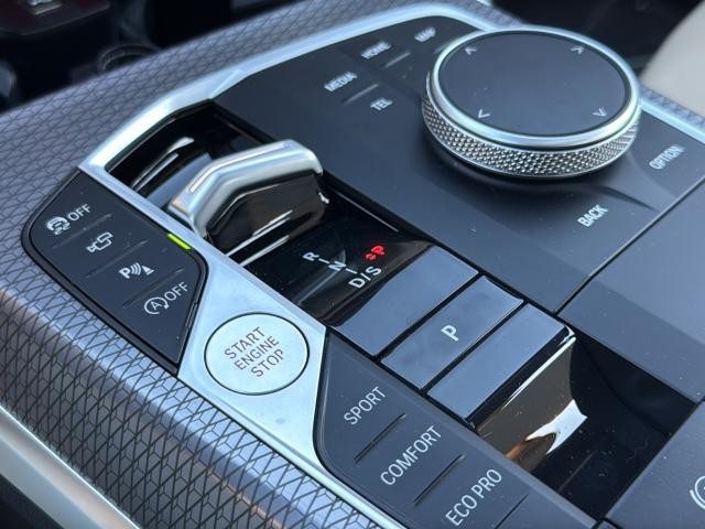 BMW 3 Series Vehicle Full-screen Gallery Image 37