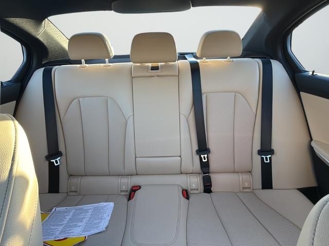 BMW 3 Series Vehicle Full-screen Gallery Image 40