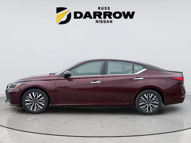 Nissan Altima Vehicle Full-screen Gallery Image 2