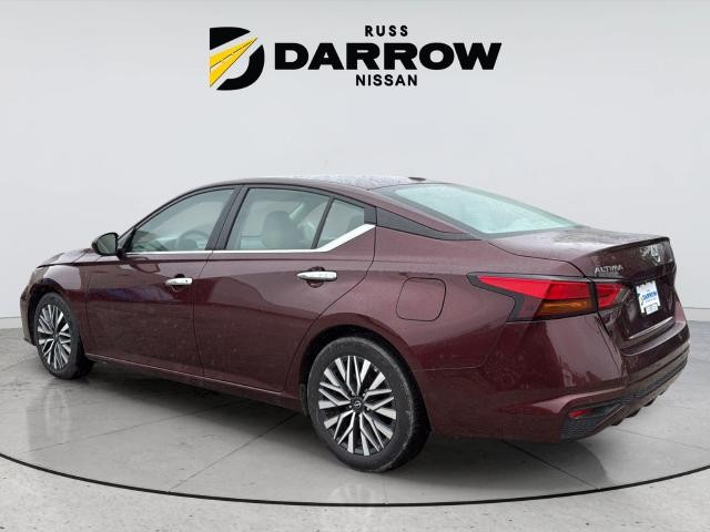 Nissan Altima Vehicle Full-screen Gallery Image 3