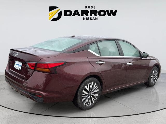 Nissan Altima Vehicle Full-screen Gallery Image 5