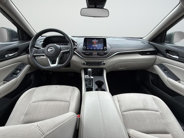 Nissan Altima Vehicle Full-screen Gallery Image 9